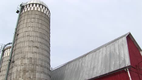 visão de olho de minhoca de um silo de fazenda e telhado de celeiro