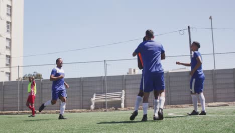 Fußballspieler,-Die-Auf-Dem-Spielfeld-Spielen