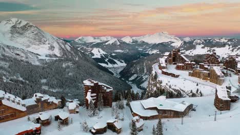 hermosa puesta de sol sobre la estación de esquí de montaña de los alpes franceses de avoriaz, vista aérea