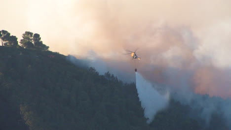 Bomberos-De-Helicópteros-Que-Luchan-Contra-El-Incendio-De-La-Montaña.