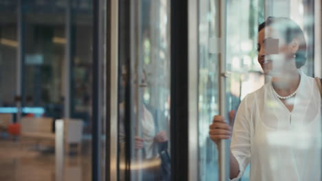 mujer de negocios entrando en un edificio moderno
