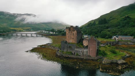 Vista-Aérea-Del-Castillo-De-Eilean-Donan-En-Loch-Duich-En-Las-Tierras-Altas-De-Escocia,-Escocia,-Reino-Unido