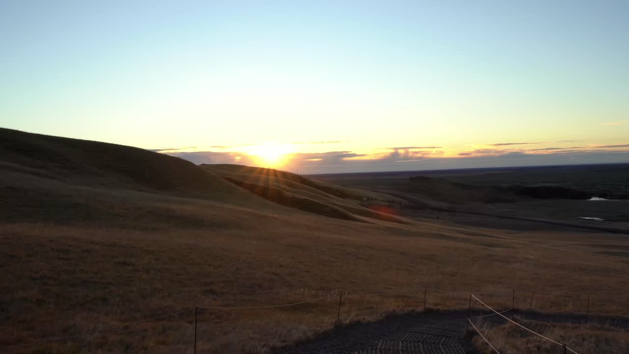 아이슬란드의 데티포스 외의 극적인 일몰에서 왼쪽 공중 촬영