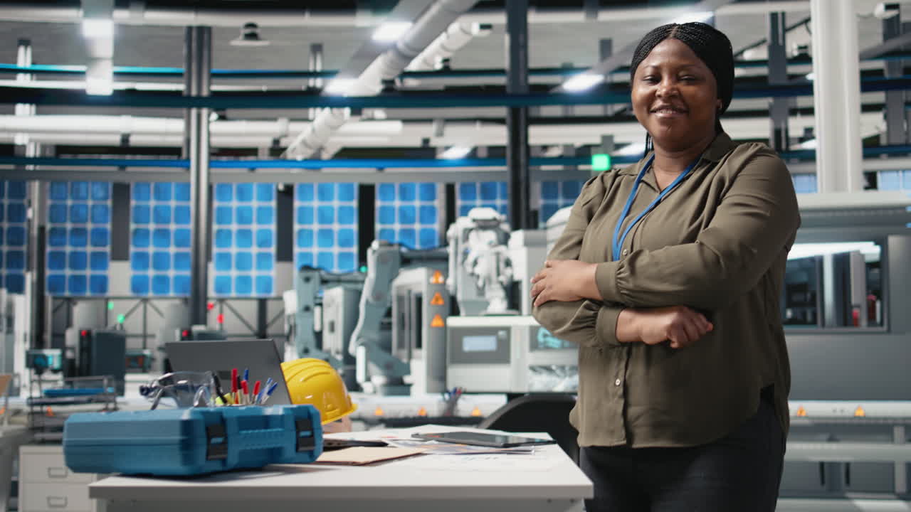 Donna in uno stabilimento di produzione