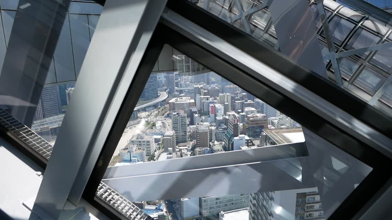 2018년 일본 골든위크 여행 때 옥상으로 가는 에스컬레이터의 우메다 스카이 빌딩에서 오사카 스카이 뷰