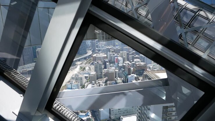 vista do céu de osaka do edifício umeda sky na escada rolante indo para o telhado durante a viagem da semana dourada ao japão 2018