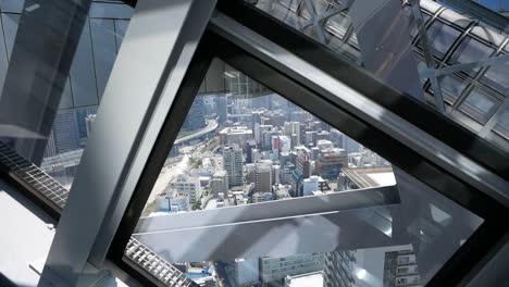 Osaka-Himmelsblick-Vom-Umeda-Sky-Gebäude-An-Der-Rolltreppe,-Die-Zur-Golden-Week-Reise-Nach-Japan-2018-Auf-Das-Dach-Geht