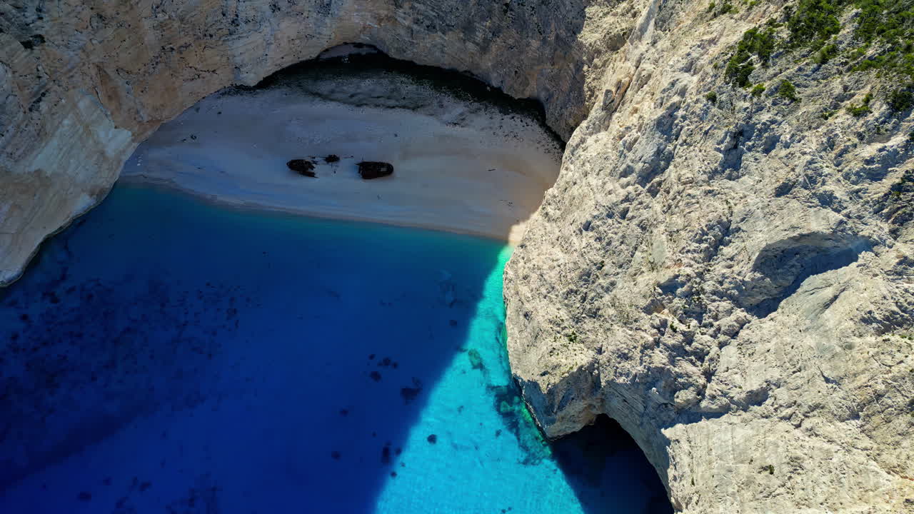 그리스의 나바지오 해변의 드론 은 은 날의 그림자에서 아래로 내려다보고 원을 돌고 있습니다.