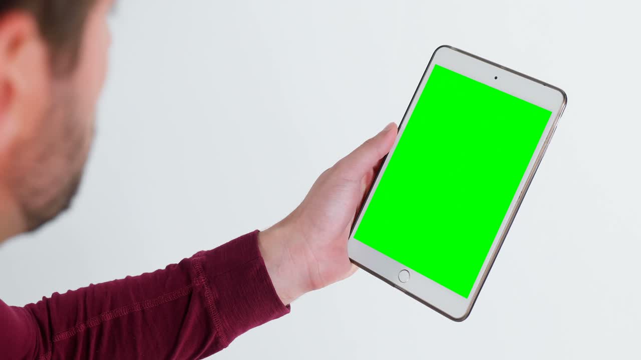 vista trasera de un hombre usando una tableta digital 4k