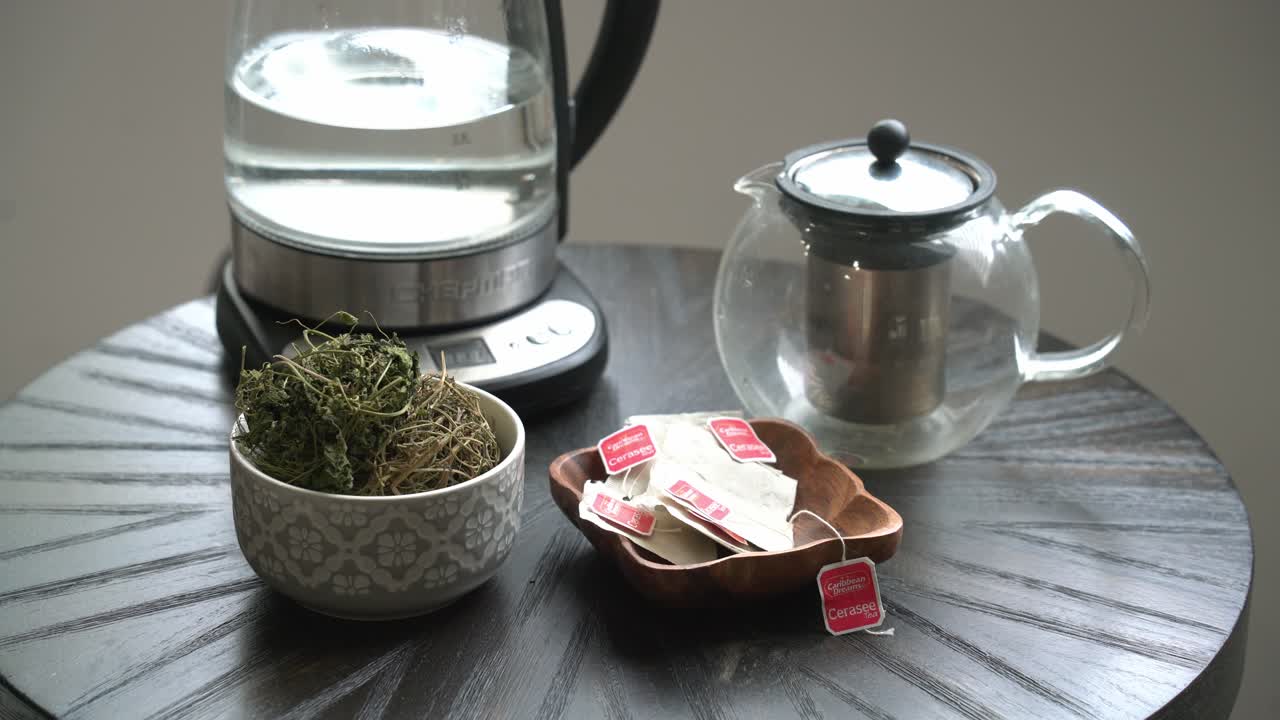 테이블에 천천히 세라시 차 잎을 밀어 세라시 케랄라 쓴 멜론 식물 케랄라와 함께 포도나무에 매달려 허브 건강한 차를 만드는 데 사용됩니다.