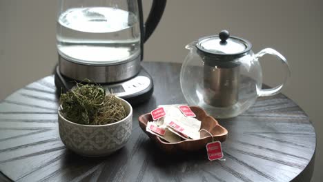 empujar lentamente las hojas de té de cerasee en la mesa cerasee kerala planta de melón amargo con kerala colgando de las vides utilizado para hacer té de hierbas saludable bueno para la pérdida de peso