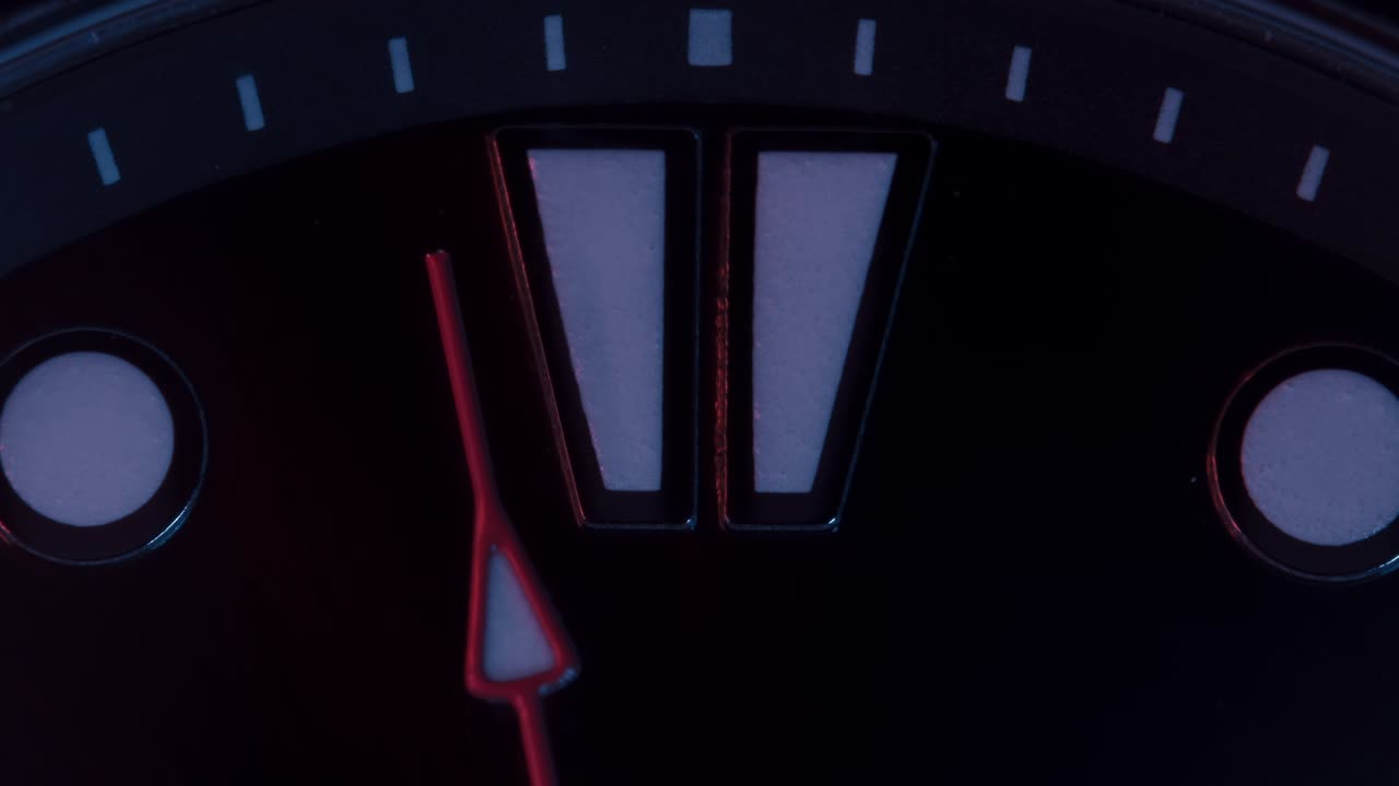 macro disparo de reloj con el paso de la segunda mano. enfoque de la esfera del reloj. cronógrafo o temporizador de cerca. concepto de tiempo. 4k