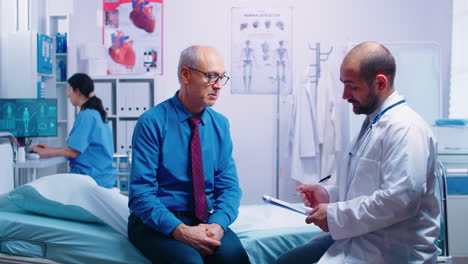 hombres jubilados respondiendo al cuestionario del médico