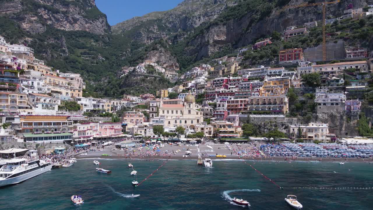 disparo de drones, empuje desde la playa de positano, italia