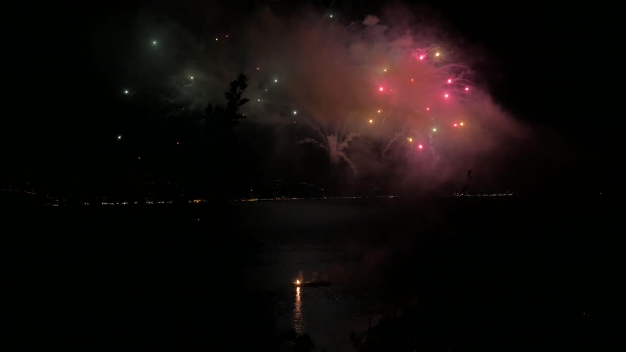 gran espectáculo de fuegos artificiales en el mar