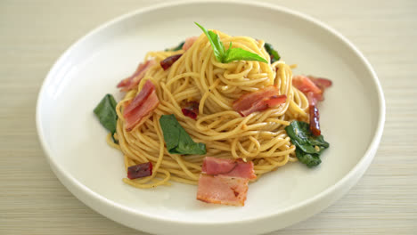 espaguetis salteados con chile seco y tocino