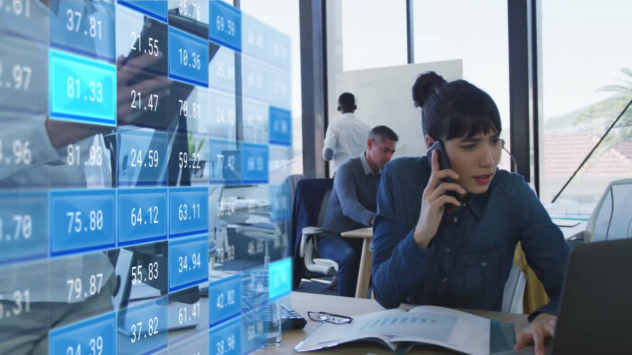 animación del procesamiento de datos financieros sobre diversas personas de negocios en la oficina