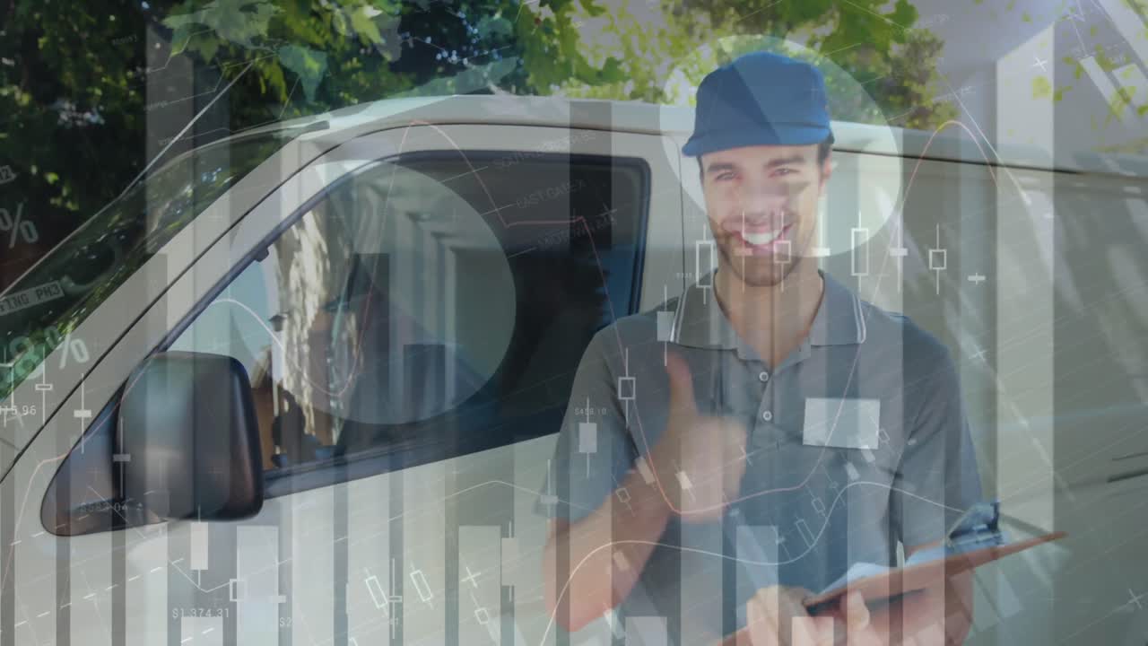 procesamiento de datos estadísticos contra el retrato del repartidor caucásico con el clipboard sonriendo