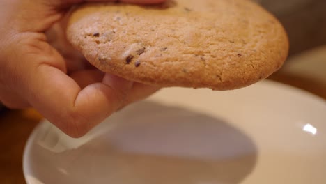 una mujer comiendo una galleta de chocolate