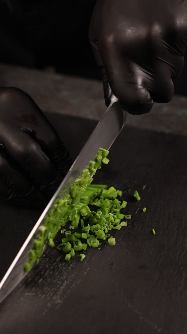 Chef che trita cipollotti