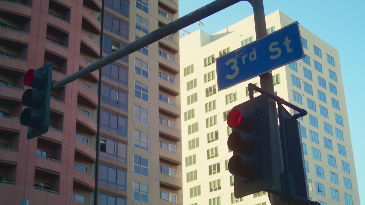 señales de regulación de tráfico colgando sobre la carretera en el fondo del paisaje urbano cerca
