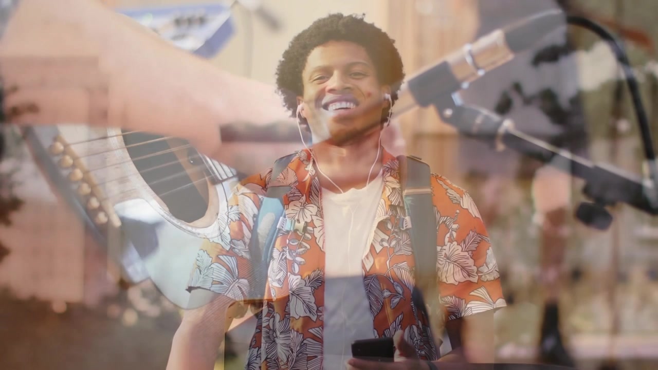 Estudante masculino tocando na tela do celular, abrindo aplicativo de música com sobreposição de cordas de guitarra, identificando o artista.