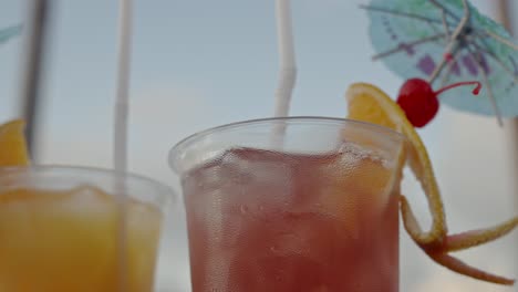 fotografía de cerca de bebidas cócteles durante una cálida tarde