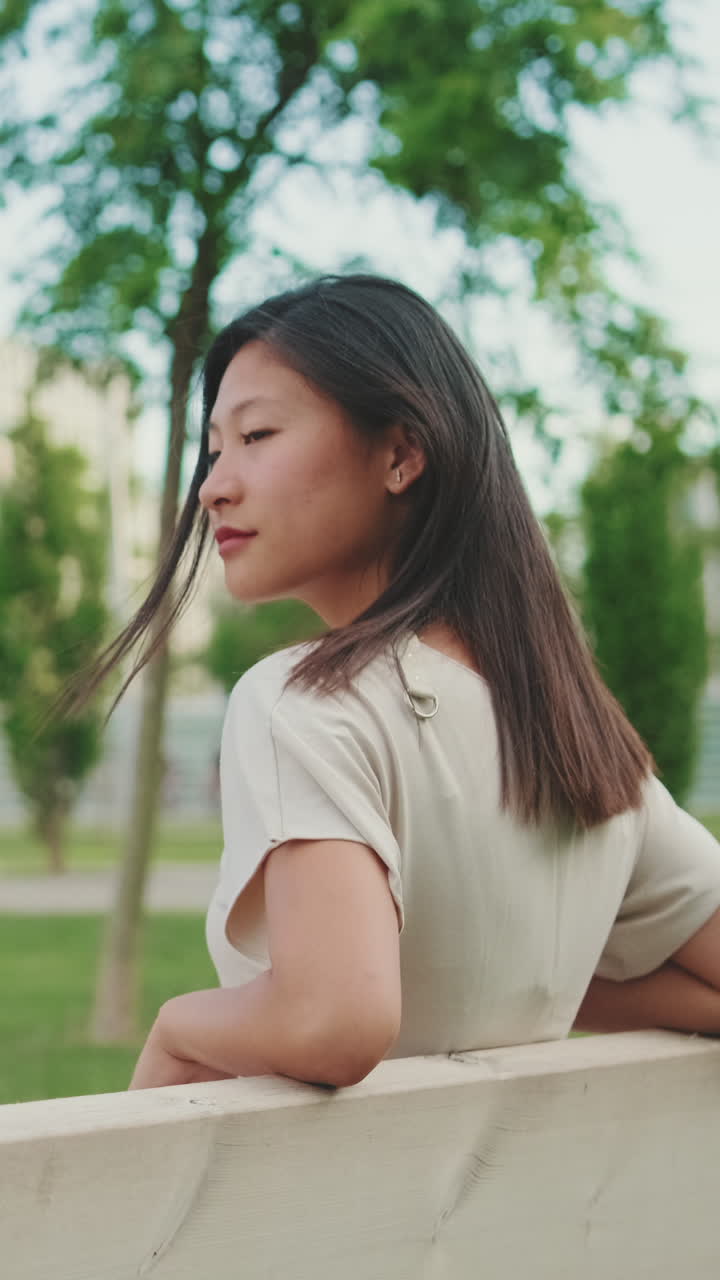 공원에서 벤치에 앉아있는 여자