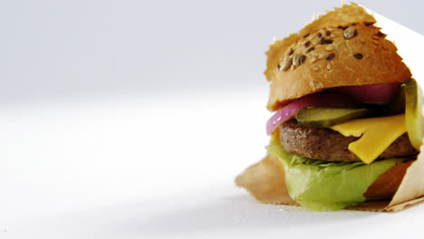 hamburguesa en una bolsa para llevar en la mesa