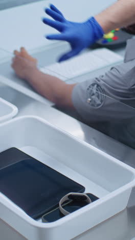inspección en los puestos de control de seguridad de los aeropuertos