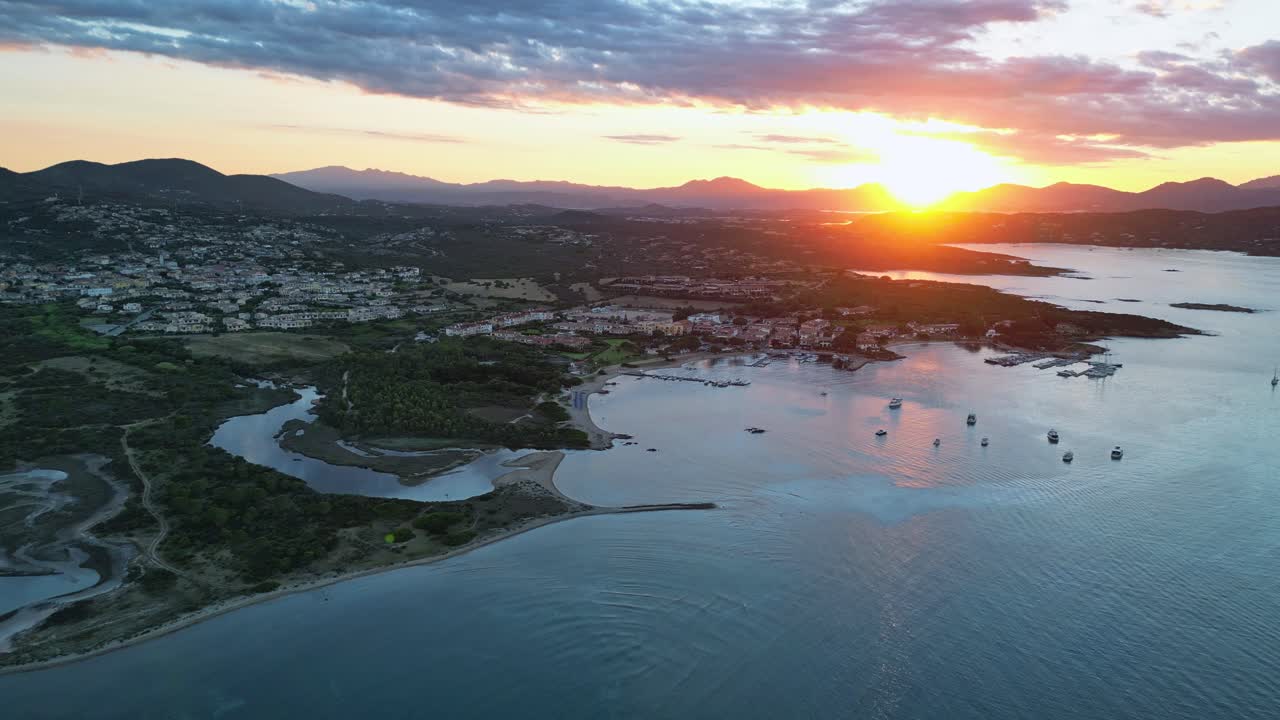 이탈리아 사르데냐의 로이리 포르토 산 파올로에서 산 일몰 - 공중 4k