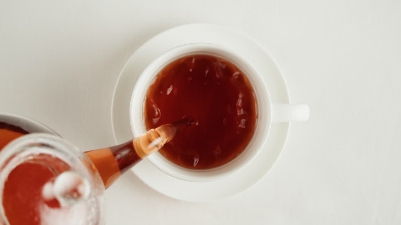 컵에 차를 부는 것