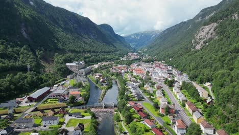 el pueblo de rjukan y la central eléctrica en el valle de hjartdal, vestfold og telemark, noruega - 4k aéreo