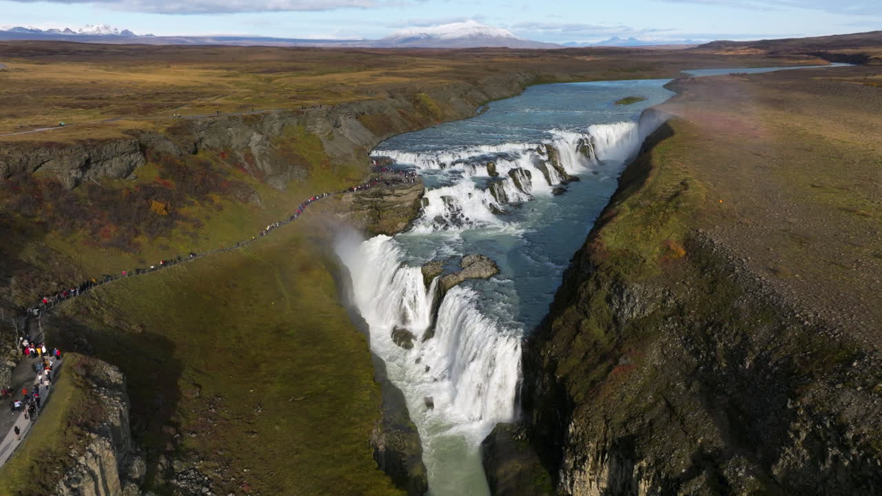 la cascada de gullfoss en el pintoresco cañón de islandia, tomada desde un avión no tripulado