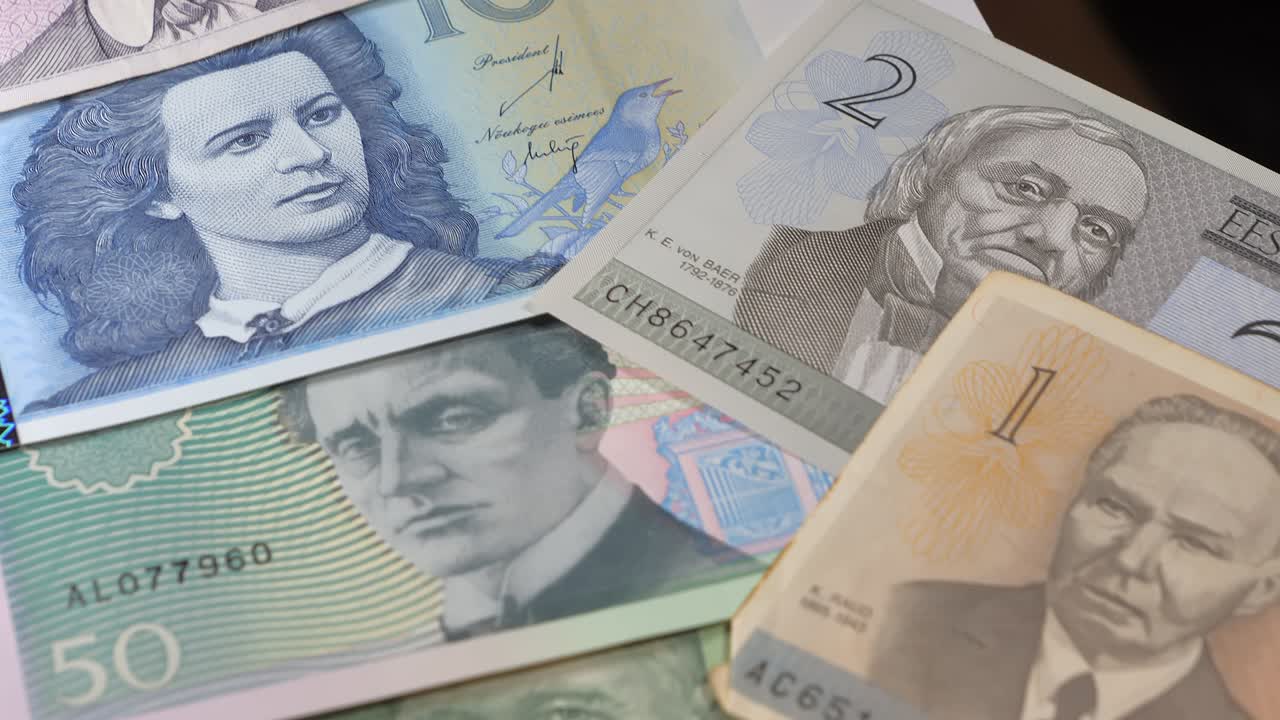 algunos de los billetes de papel de la corona estonia.