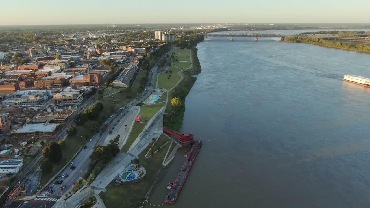 Discesa da alta quota sul porto dei traghetti auto di Memphis con chiatta sullo sfondo.