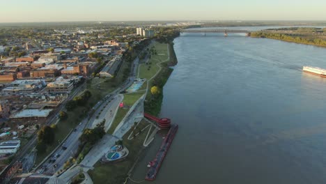 Descenso-Desde-Una-Gran-Altura-Sobre-El-Puerto-De-Transbordadores-De-Automóviles-De-Memphis-Con-Barcaza-En-El-Fondo