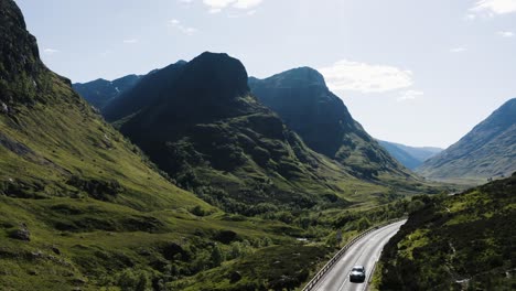 Coches-Que-Pasan-Por-El-Valle-De-Glencoe-En-Escocia-En-Un-Día-Soleado