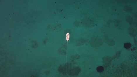 Fischerboot-Aus-Der-Vogelperspektive-über-Blauem-Wasser