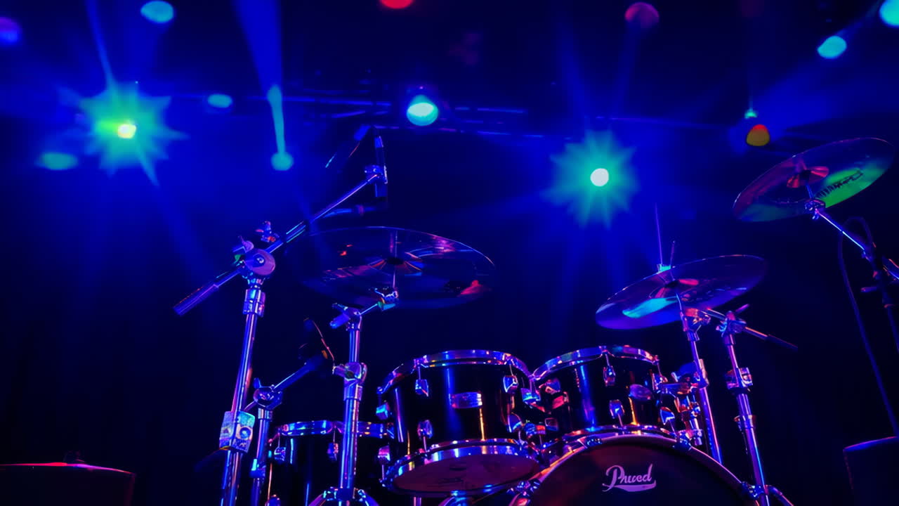 Batteria sul palco con illuminazione colorata