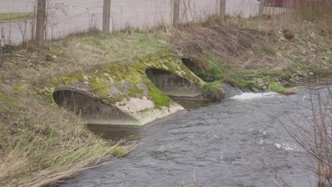 El-Drenaje-De-Aguas-Residuales-Vierte-Agua-Al-Río.