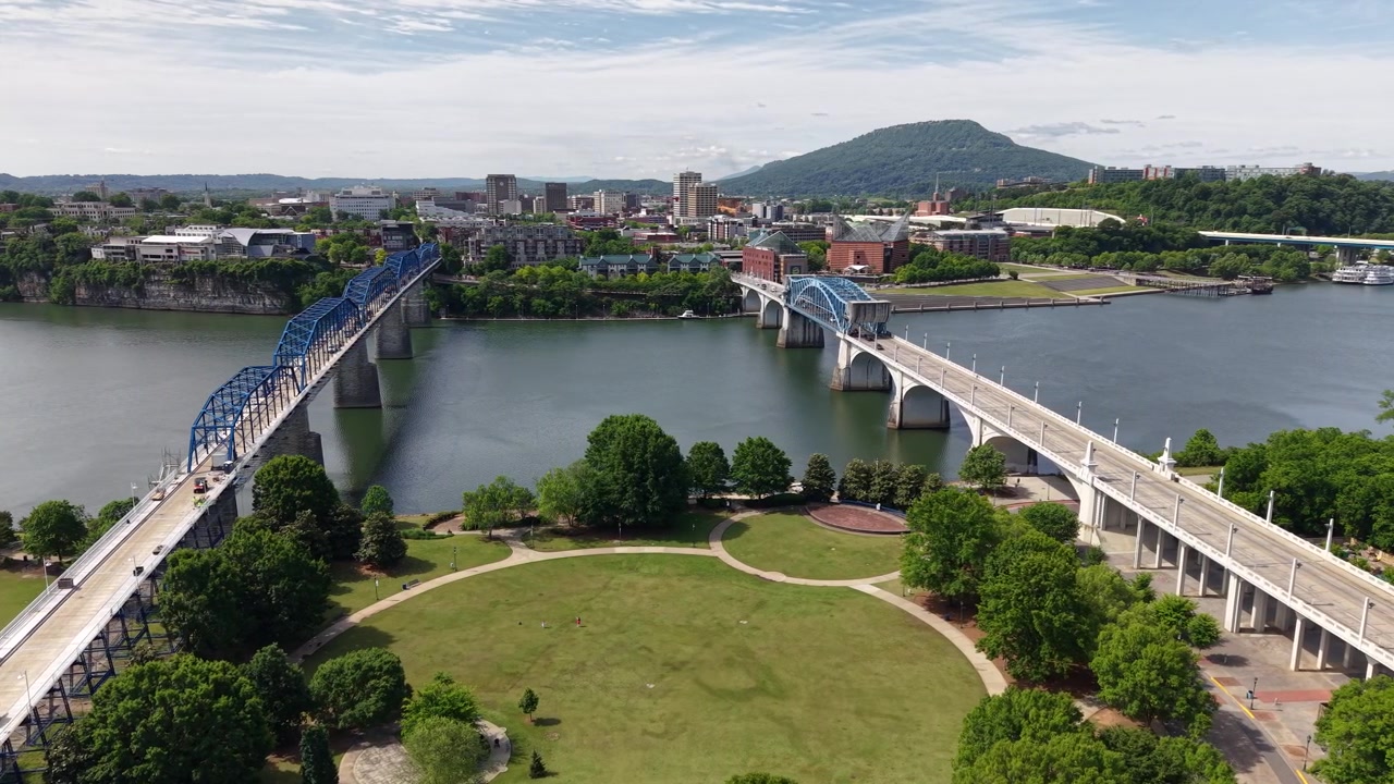 Droneoptagelser fra luften af Chattanooga Tennessee flodbred og Walnut Street Bridge den 30. april 2026.