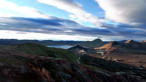 vista aérea del cráter volcánico de stutur al atardecer