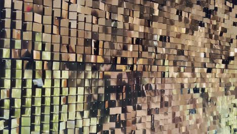 fondo abstracto con pared de partículas metálicas o plásticas parpadeantes, mismo tamaño de forma de partículas, imágenes reales, una pared de chispas doradas clavadas en el viento