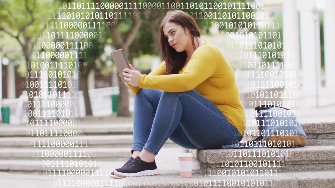 Donna che tocca il tablet sui gradini, scorrendo e chinandosi, creando una sovrapposizione binaria su una tazza per scopi educativi.