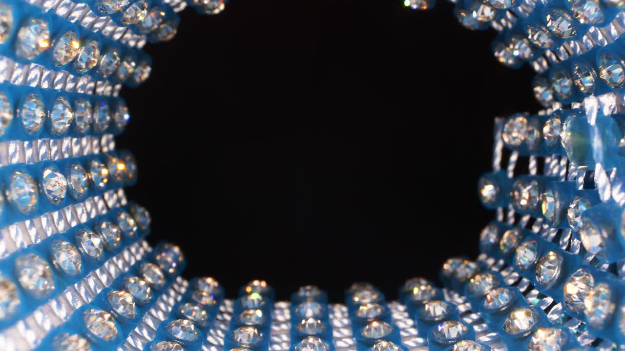 푸른 실크, 가짜 다이아몬드 및 크리스탈과 함께 근접 이동 추상적인 배경