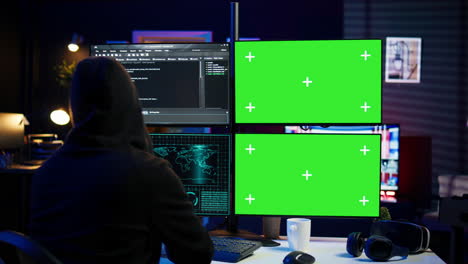close up di un hacker che esegue codice in un appartamento su monitor pc