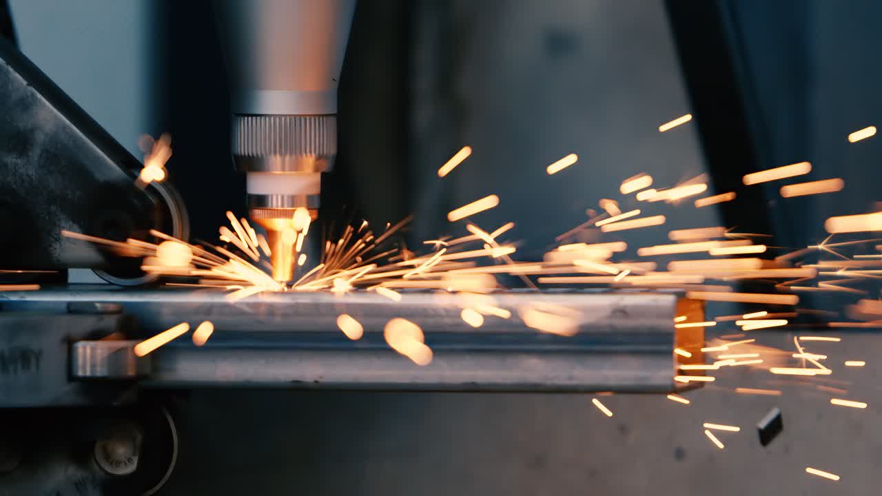 Taglio laser CNC del metallo, moderna tecnologia industriale per la realizzazione di dettagli industriali. Ripresa con telecamera super slow motion a 1000 fps