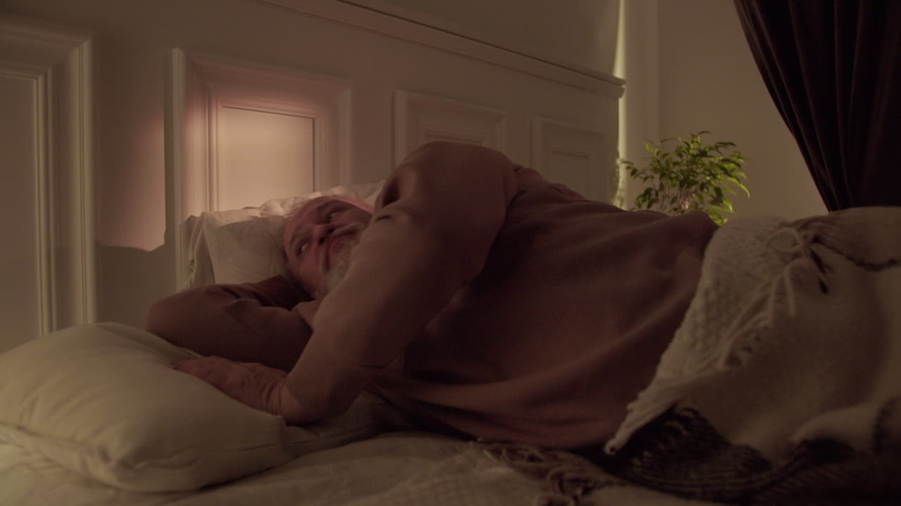anciano tratando de dormir