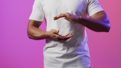 video de un hombre biracial usando una pantalla holográfica, copia el espacio